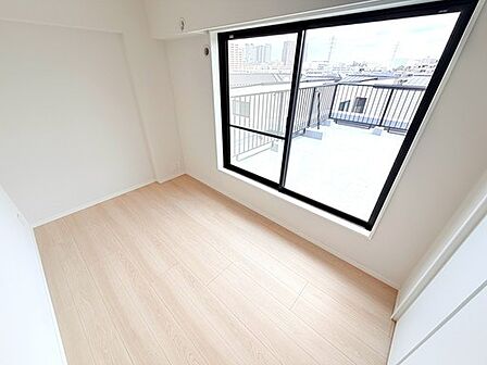 洋室 約4.2帖。バルコニーに面しているので明るく快適なプライベートルーム