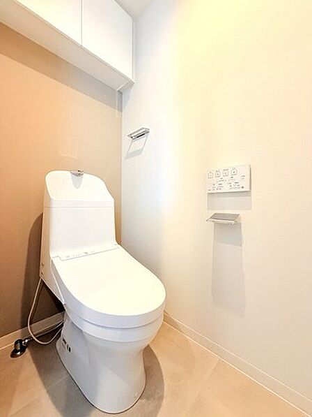 広々落ち着くトイレ。ウォシュレット完備。収納も付いているのでトイレットペーパーのストックもできます
