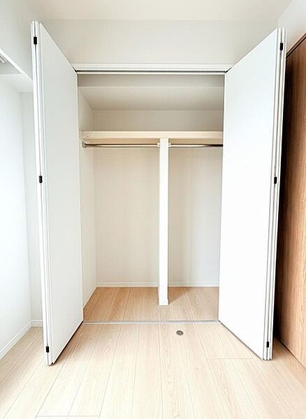 洋室　約4.2帖収納。中棚とハンガーパイプ付き。沢山のお洋服を収納して、お部屋を広々使えます。