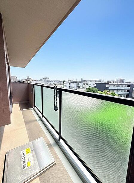 バルコニーは屋根付き、陽当り良好♪たっぷりのお洗濯物もよく乾きます