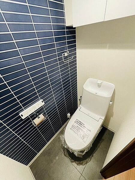 節水で環境にも優しいトイレはもちろんウォシュレット完備。収納も付いているのでトイレットペーパーのスト