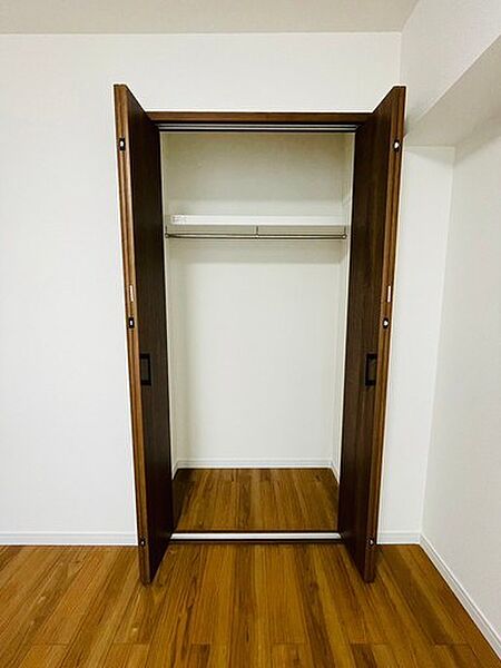 洋室　約6帖収納。中棚とハンガーパイプ付き。沢山のお洋服を収納して、お部屋を広々使えます。
