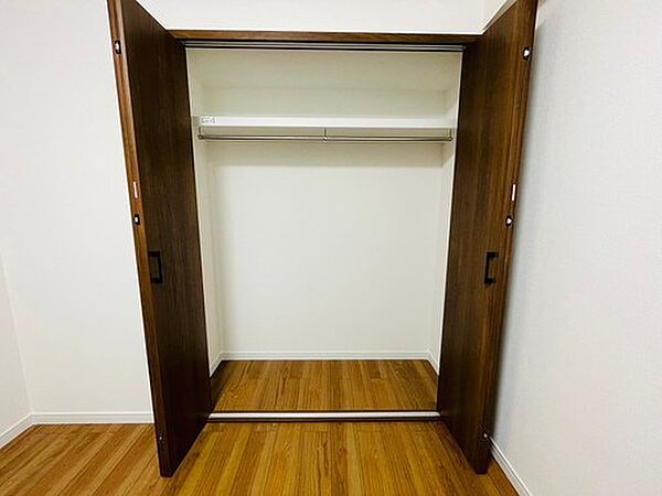 洋室　約4帖収納。たっぷりの収納も配備しており、片付いた空間が出来ます。