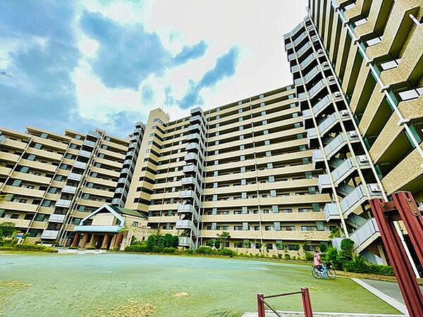 地上13階建、総戸数244戸の大規模マンション。