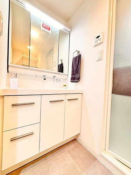 朝の身支度には欠かせない独立洗面化粧台。収納部も充実した三面鏡付き