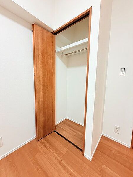 洋室　約4.9帖収納。たっぷりの収納も配備しており、片付いた空間が出来ます。