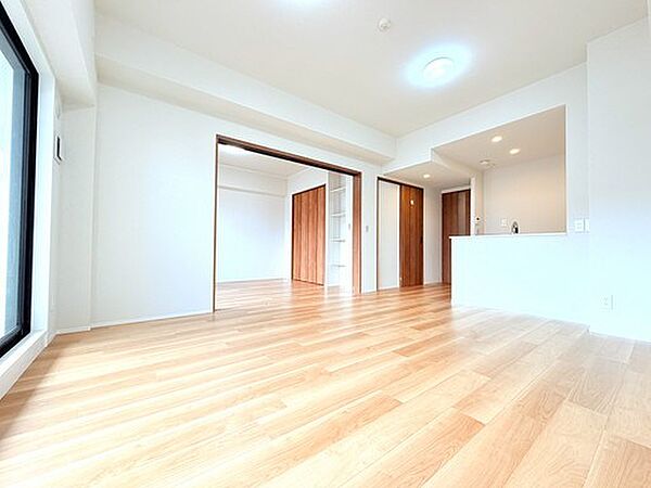 南面のバルコニー越しに心地良い陽光がふんだんに入るリビング