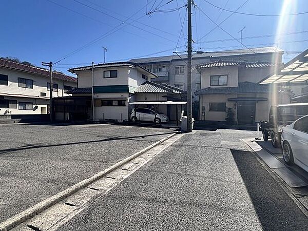 前面道路、間口が共に広く日当り良好です♪駐車スペースも取り易く便利です。