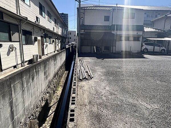 車が通りも少ない通り