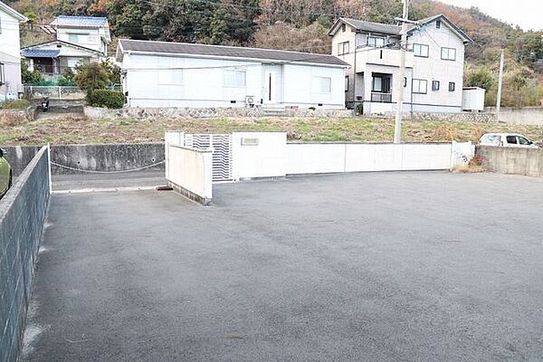 敷地内はアスファルトが張っています。アスファルトをはってるのは、草が生えないため。