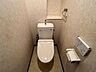 トイレ：清潔感溢れる爽やかなトイレ空間。手入れがしやすいデザインで、毎日使う場所だからこそ快適さと衛生面に配慮された落ち着ける空間です。