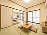 和室：リビングとつながる畳敷きのお部屋は、お客さまが遊びに来た時にも使えますし、ちょっと疲れた時にお昼寝できるのもうれしいですね。