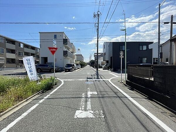 幅員約5mの前面道路です。2台の車がすれ違うことが出来る道幅です。車の出し入れもゆったりとする事が出来ます。