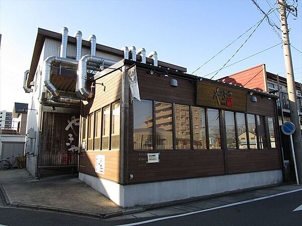 焼肉工房　やきや　【営業時間】17：00～23：00安さ・旨さ・雰囲気にこだわる満足度抜群の焼肉店。ゆっくり食事のできる温かみのある店内です。 380m