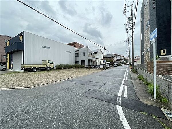 幅員約7.2mの前面道路です。普通車が余裕を持ってすれ違うことの出来る道幅です。もちろん、大型車も余裕を持って通行出来ます。