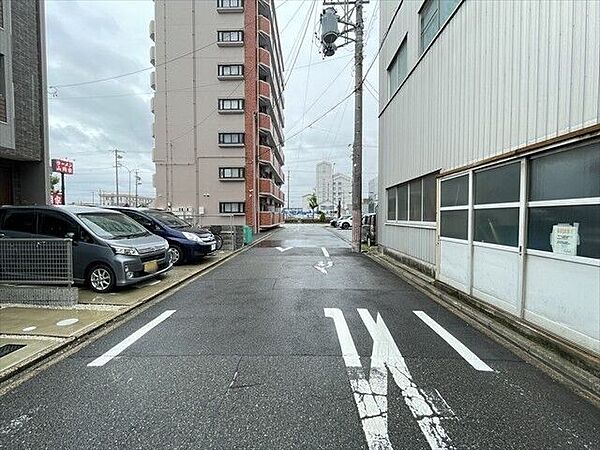 幅員約5.4mの前面道路です。車がすれ違うのに安心な道幅です。道幅が広すぎると交通量が増えてしまうのも心配ですので、これぐらいが理想的な道幅なのかもしれませんね。