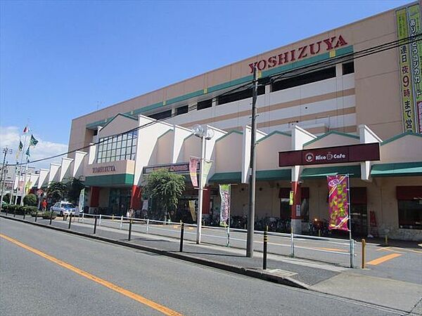 ヨシヅヤ太平通り店　値段も品揃えもまずまずなことから　ここだけで大概のものは用が足ります。ミカヅキモモコやダイソーがあります。グルメ・フーズの店舗も豊富なので晩御飯に1品プラスできます。 280m