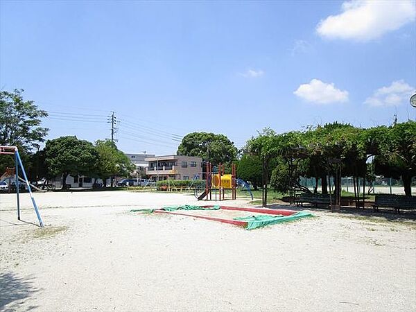 八家公園　滑り台、ブランコ、砂場、グランドなどがある公園です。 610m