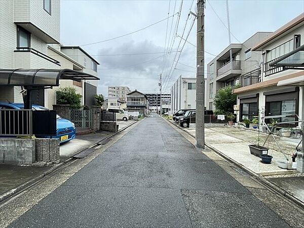 幅員約5.4mの前面道路です。車がすれ違える道幅です。車1台とベビーカーですれ違っても余裕のある道幅は安心ですね。