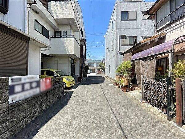 幅員約4mの前面道路です。普通車が1台通れる幅となります。大型車の通行が少ないので、振動や騒音が抑えられます。