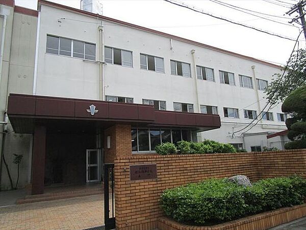 名古屋市立昭和橋中学校  　目指すこども像は「主体的・対話的で深い学びを目指して」ＨＰがしっかり更新されています。交通量の多い通学路です。 1850m