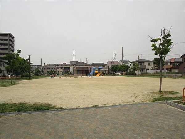 東亀之助公園　ブランコやコンビネーション遊具、広場もあります。夕方前になると小学生が集まり賑やかです。 230m