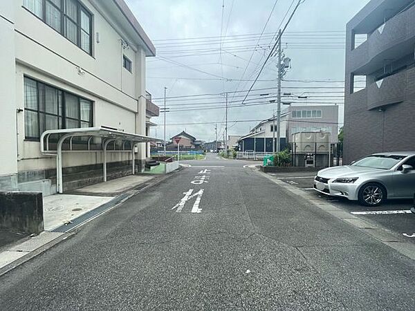 幅員6.5m車が余裕を持ってすれ違うことが出来る道幅です。車の出し入れも余裕を持って行うことが出来ます。