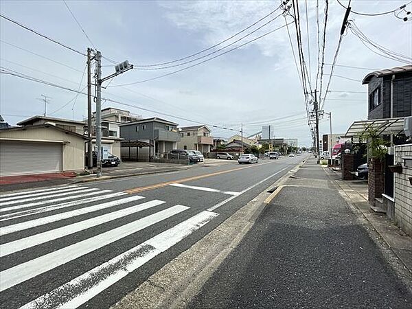 幅員約14ｍの前面道路です。広々としていて、街並みが開放的で圧迫感がありません。