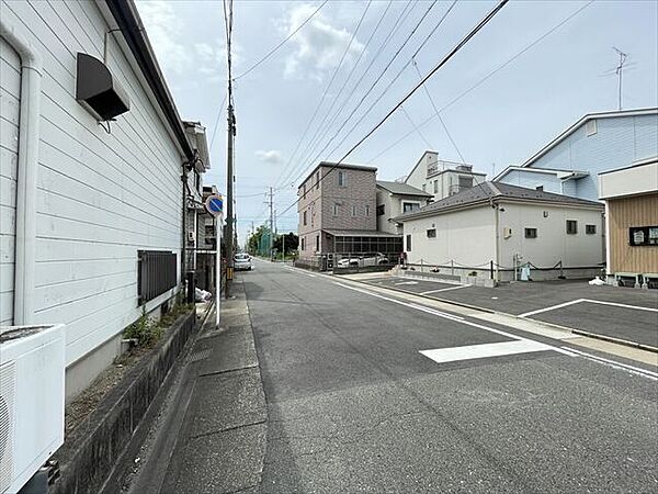 幅員約9mの前面道路です。引越し業者のトラックも問題なく停めて置くことが出来る道幅です。