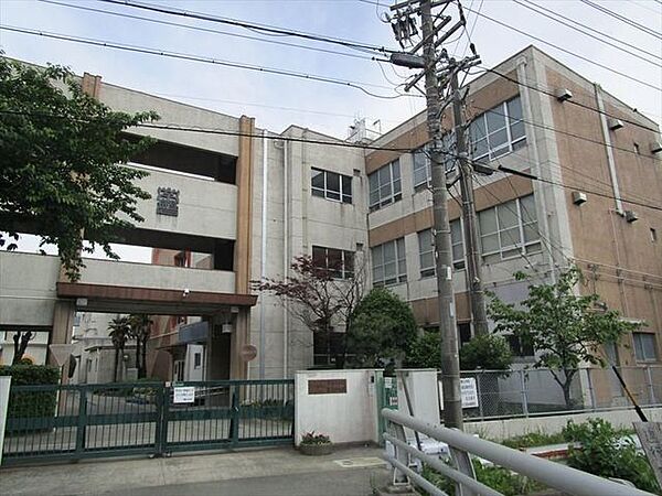 名古屋市立常磐小学校　【校訓】正しく・・・約束や決まりを守り、善悪の判断のつく子/強く・・・心身ともにたくましく、健康に気をつける子/明るく・・・知を大切にし、友だちと仲良く活動できる子 320m