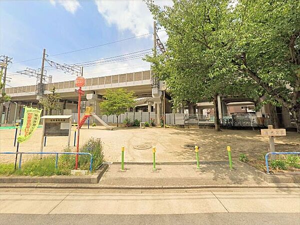 蓮池公園烏森駅から徒歩約4分、住宅街にあるコンパクトな公園です。遊具は滑り台、鉄棒、ブランコがあります。 480m