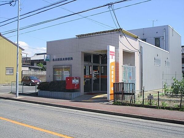 長良郵便局　ATMあります。駐車場はありません。1車線の交通量がある道路に面しているので日中の路上駐車は難しいかもしれません。ポストはすぐ入り口付近にあるので、すぐ投函はできます。 390m