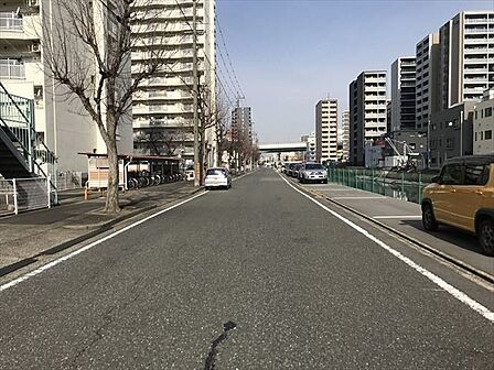 交通量の少ない東側道路になります。見通しもよく安心して走行することが出来ます。