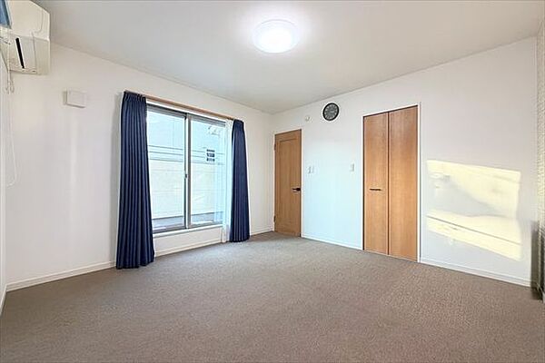 バルコニーに面したお部屋です。お天気のいい日にはたっぷりと陽を取り込むことができ、ベッドの上のお布団もふかふかになりそうですね。