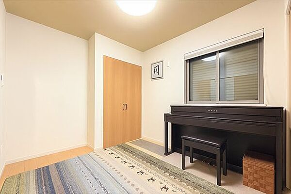 リビングとつながるお部屋は、お客さまが遊びに来た時にも使えますし、ちょっと疲れた時にお昼寝できるのもうれしいですね。