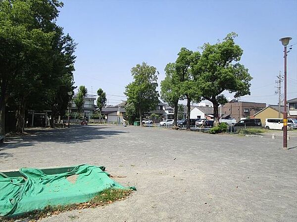 松年公園　砂場、鉄棒のほか、滑り台やブランコがあり、広場もあります。 520m