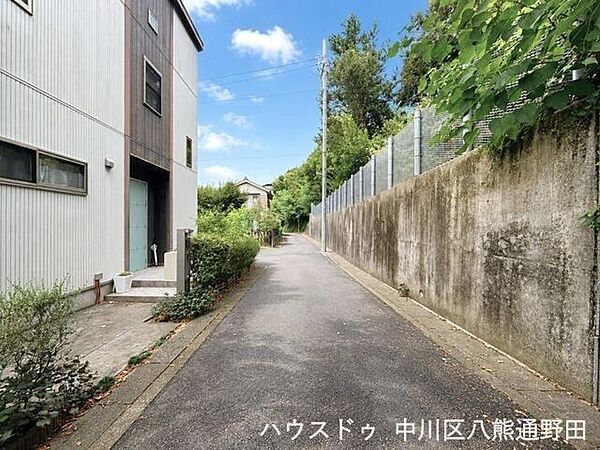 【東側前面道路】幅員約3.9ｍ前面道路。普通車が1台通れる幅となります。大型車の通行が少ないので、振動や騒音が抑えられます。