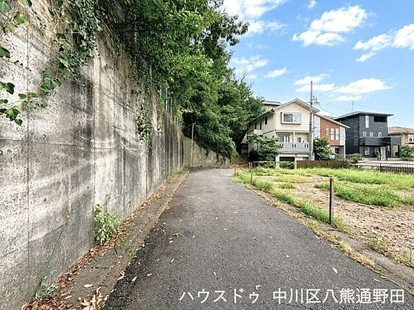 【東側前面道路】幅員約3.9ｍ前面道路。車がすれ違うには厳しい道幅ですが、車はスピードを抑えて走行するので、お子様にも安全な道幅となっています。