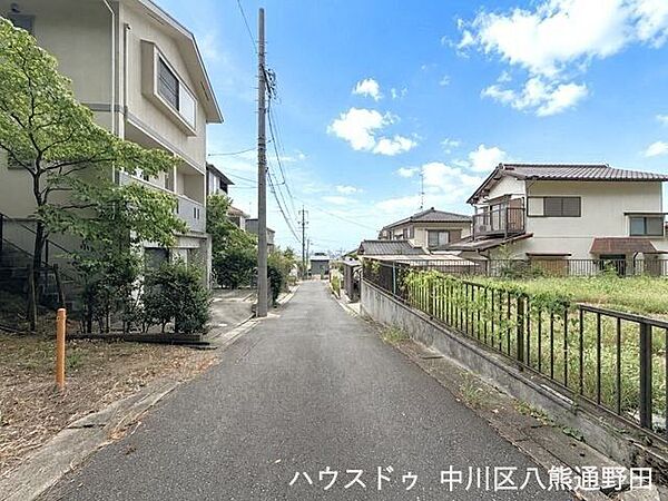 【南側前面道路】幅員約4ｍ前面道路。道幅が広すぎると交通量が増えてしまうのも心配ですので、これぐらいが理想的な道幅なのかもしれませんね。