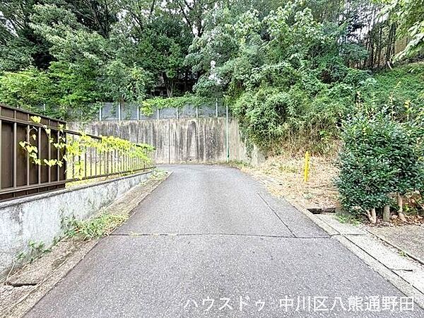 【南側前面道路】幅員約4ｍ前面道路。閑静で穏やかな住環境です。
