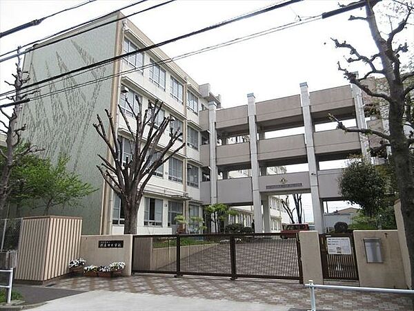 名古屋市立供米田中学校　豊かな心、確かな学力を学校努力点に掲げています。生徒の個性を尊重し、のびのびと教育をしています。個々が実力をいかんなく発揮できる、自由な学風です。 1130m