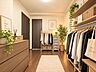 洋室：壁の色、照明や家具をこだわればゆとりのある快適な自由空間づくりができます。※実際の写真に家具や調度品をCG合成したものです。