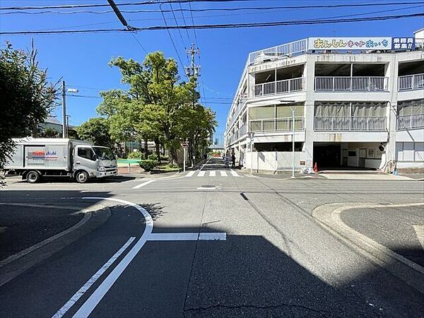幅員約6mの前面道路です。車が余裕を持ってすれ違うことが出来る道幅です。車の出し入れも余裕を持って行うことが出来ます。