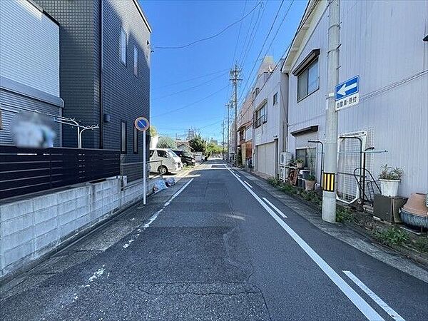 幅員約6mの前面道路です。車の出し入れもしやすく、また配達などの車が停まっていても通行出来る道幅となっています。