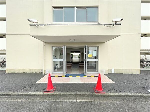 エントランスはフラットな段差のない状態で、車いすや、ベビーカーでもそのまま入ることが出来ます。