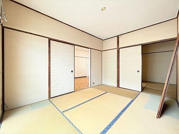 足を伸ばしてくつろげる和室。