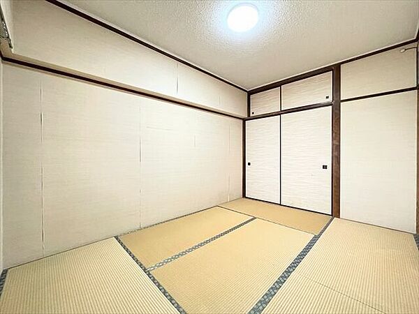 座布団や低いテーブル、インテリア用品を和紙などを使ったものにすると、より一層「和」を感じることができます。