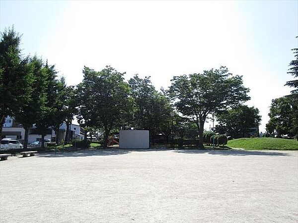 越宮公園鉄棒・滑り台・広場などがあります。中島駅より直線距離で1184ｍに位置。 400m