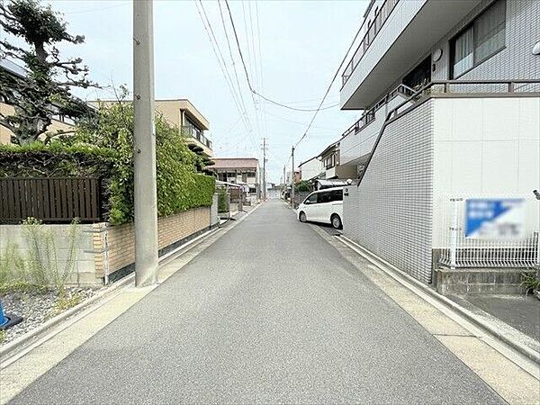 幅員約5mの前面道路です。お子様と手を繋いで歩いている横を車が通り抜けれる道幅となっています。安心してお子様と一緒にお出掛けする事が出来ます。