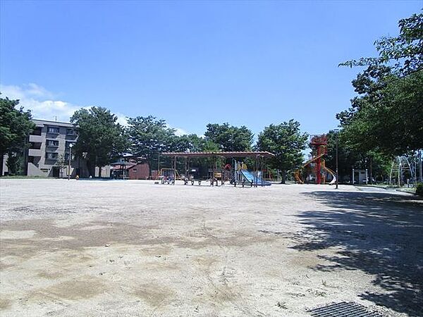 八幡中央公園　3種類の滑り台があります。砂場やアスレチックもあり子供が存分に遊べる公園です。 550m